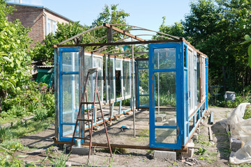 Construction of a greenhouse in the garden from scrap materials