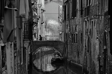 Venezia tipico ponte con barche