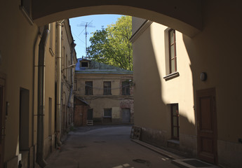 Арка во двор. Средний Кисловский переулок. Москва.
