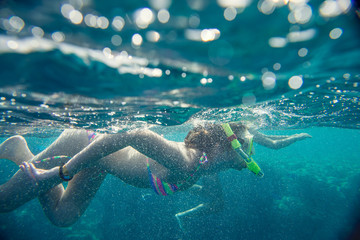 girl in the mask under the water, engage in snorkeling - obrazy, fototapety, plakaty