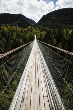 Lange H&auml;ngebr&uuml;cke mit Frau in den Bergen, Landschaft, Wald, Alpen
