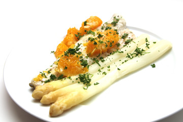 Zanderfilet mit Spargel und Orangenfiletstreifen