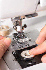 put the thread spool in the sewing machine