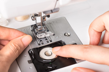 put the thread spool in the sewing machine