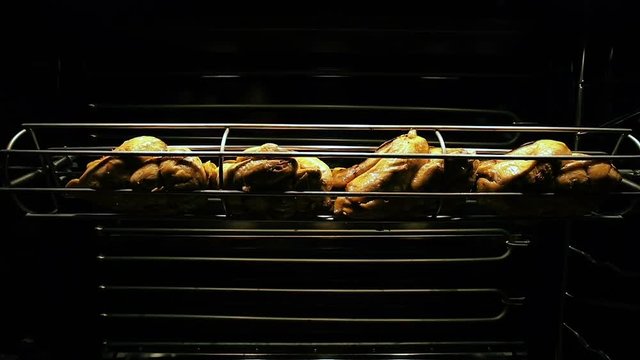cuisson de poulets dans un r&ocirc;tissoire 
