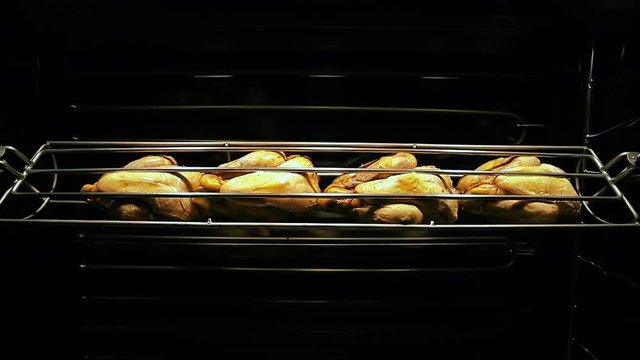 cuisson de poulets dans un r&ocirc;tissoire 
