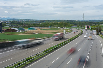 Verkehr auf der Autobahn und Schnellstrasse 