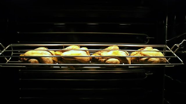 cuisson de poulets dans un r&ocirc;tissoire 