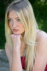 Fototapeta premium bellissima raggazza bionda con occhi verdi in primo piano beauty 