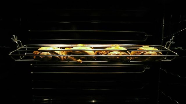 cuisson de poulets dans un r&ocirc;tissoire 