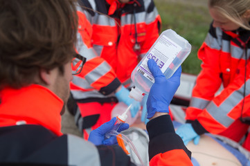 Rettungssanitäter legt einen Zugang und gibt Medikemante