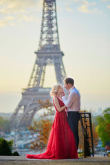 Fototapeta premium Couple in front of the Eiffel tower in Paris, France