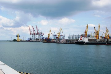 Fototapeta premium port, sea, transport, cargo, ship, loading, shipping, water, crane, boat, vessel, export, transportation, business, logistic, international, harbor, industrial, industry, freight, maritime, container,