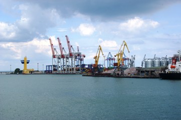 Obraz premium port, sea, transport, cargo, ship, loading, shipping, water, crane, boat, vessel, export, transportation, business, logistic, international, harbor, industrial, industry, freight, maritime, container,
