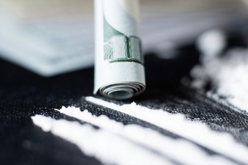 Cocaine use through a dollar bill macro with a defocus