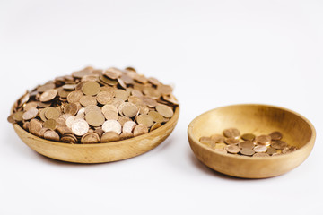 Geld Münzen ungleich auf zwei Schalen verteilt