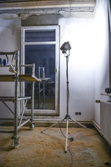 Sanierung * Baustrahler auf Stativ
