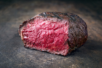 Barbecue Wagyu Chateaubriand Steak bleu aufgeschnitten auf altem Blech