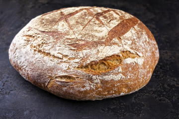 Frisch gebackenes Bauernbrot als close-up auf alten Blech