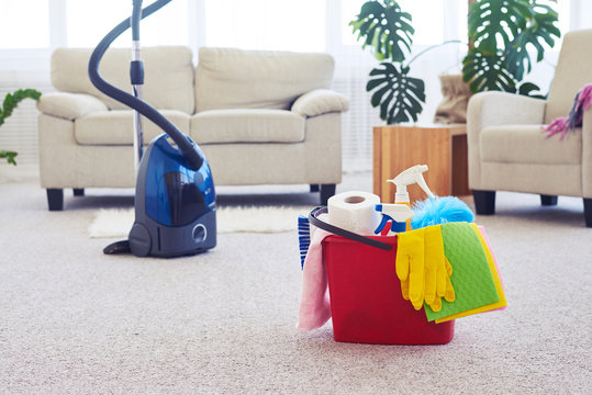 Cleaning set in front of vacuum cleaner