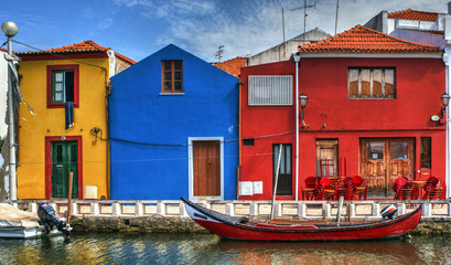 Fototapeta na wymiar Colorful houses and typical boats in Aveiro, Portugal