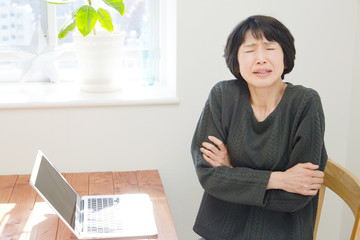ミドル　女性　寒気