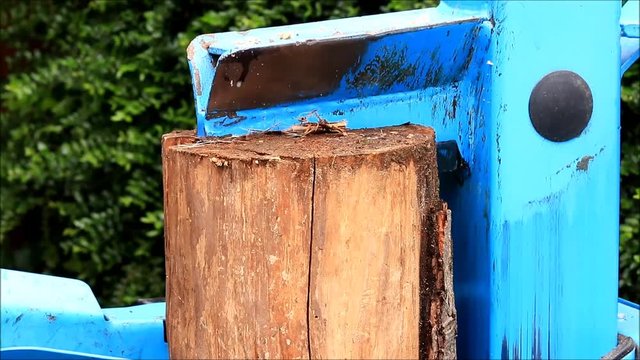 wood splitter in action, hydraulic, electric, firewood 
