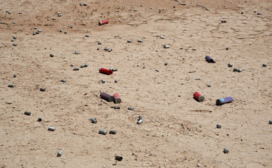 auf dem Boden zurückgelassene Hülsen von Schrotmunition 