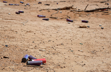 Fototapeta na wymiar auf dem Boden zurückgelassene Hülsen von Schrotmunition 