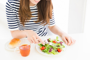 Obraz na płótnie Canvas サラダを食べる女性　手元