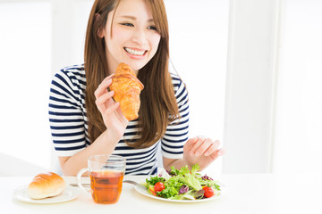 食事をする女性