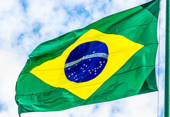 Bandeira do Brasil no mastro.
