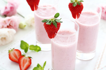 Delicious strawberry smoothie with fresh strawberry in a glass.Selective focus.
いちごのスムージー