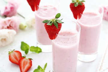 Delicious strawberry smoothie with fresh strawberry in a glass.Selective focus.
いちごのスムージー