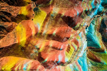Papier Peint photo Zhangye Danxia Montagnes arc-en-ciel colorées dans le géoparc national de Zhangye   vue aérienne sur les collines de grès et les chaînes de montagnes recouvertes d& 39 un motif étonnant dû aux dépôts minéraux, Gansu, Chine, mai 2017