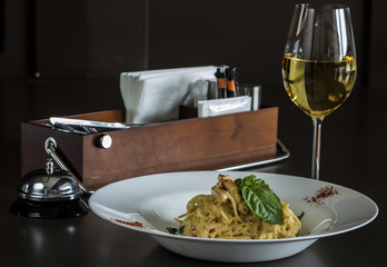 Spaghetti with cream sauce