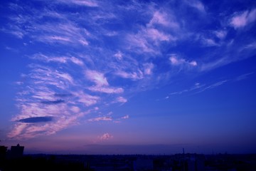 美しい空と都会の街並み