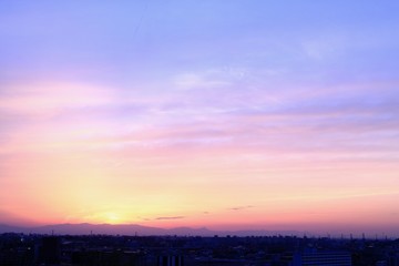 優しい空色と都会の街並み