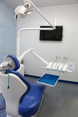 dental clinic with wall monitor and reclinable chair without peo