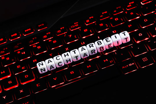 Nachtarbeit Buchstaben auf beleuchteter Tastatur