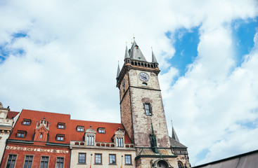 Fototapeta na wymiar Старинная часовая башня в Праге. Средневековая архитектура Европы