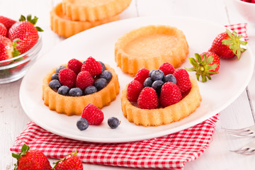 Tartlets with forest fruits. 