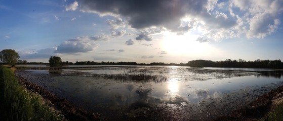 Zachód słońca nad jeziorem © michalsen