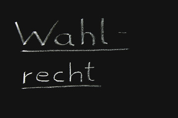 Schwarze Tafel mit Kreide Aufschrift Wahlrecht