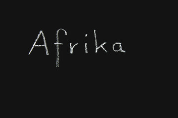 Schwarze Tafel mit Kreide Aufschrift Afrika