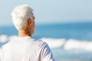 Fototapeta premium Man standing on beach in sports wear