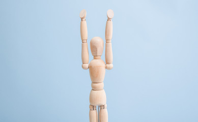 手をあげる人形