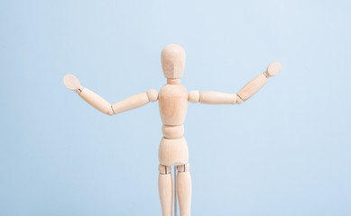 腕を広げる人形