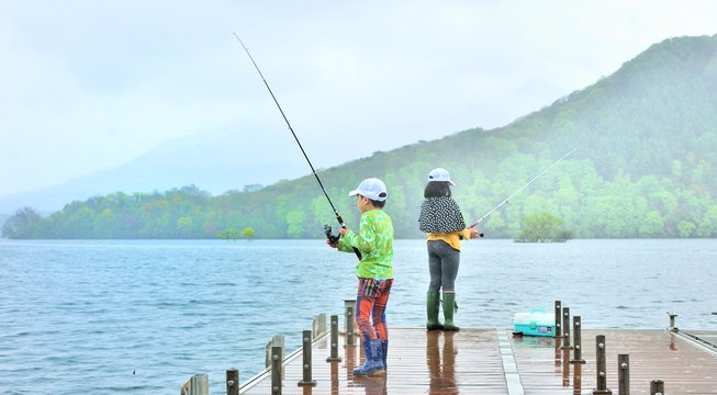 釣りを楽しむファミリー