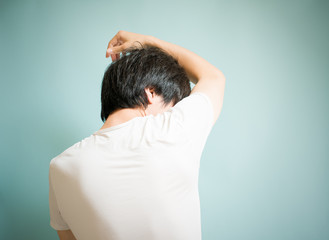 体臭を気にする男性